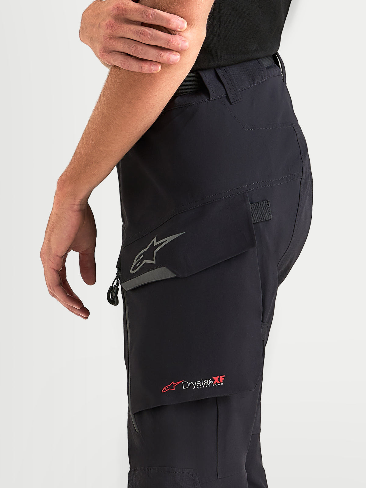 Alpinestars Maxdura Drystar XF Laminated spodnie motocyklowe adventure męskie, czarne i ciemnoszare, zbliżenie na wodoodporną kieszeń cargo z odblaskowym logo Astar i brandingiem Drystar XF