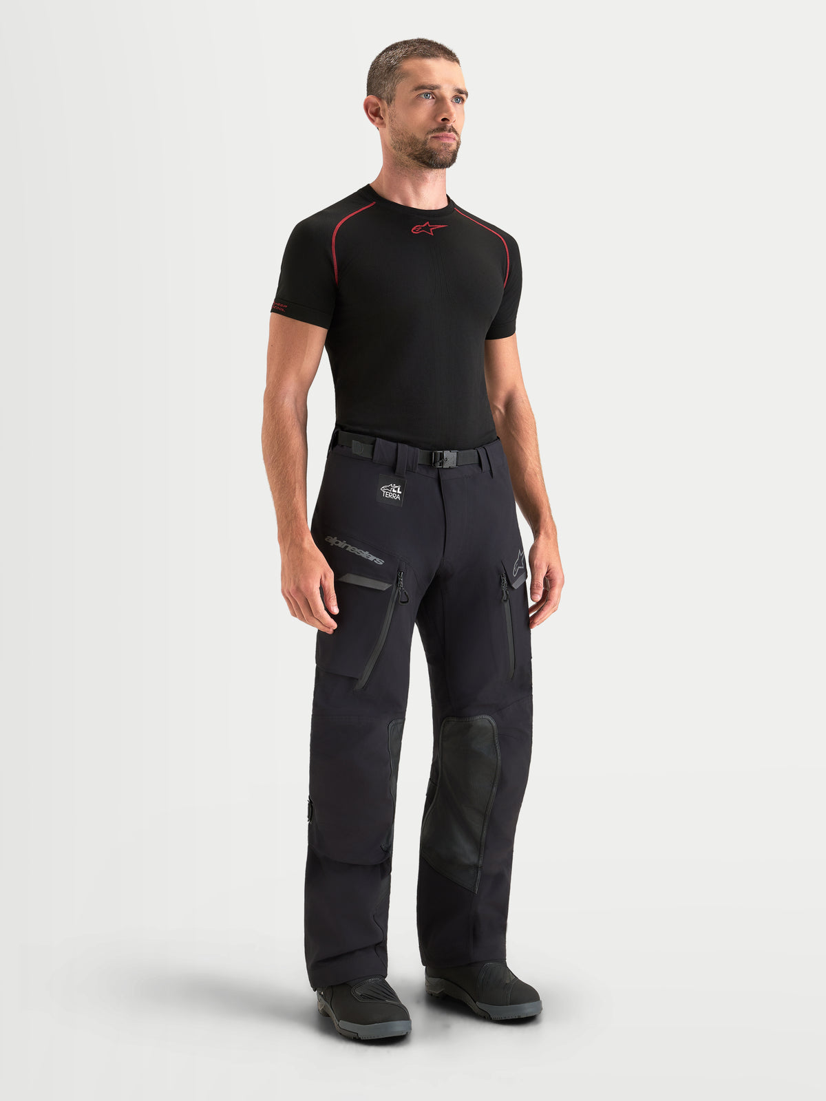 Alpinestars Maxdura Drystar XF Laminated Spodnie motocyklowe adventure męskie w kolorze czarnym i ciemnoszarym, z wodoodporną 3-warstwową konstrukcją laminowaną, kieszeniami typu cargo i certyfikowaną ochroną CE, prezentowane na modelu