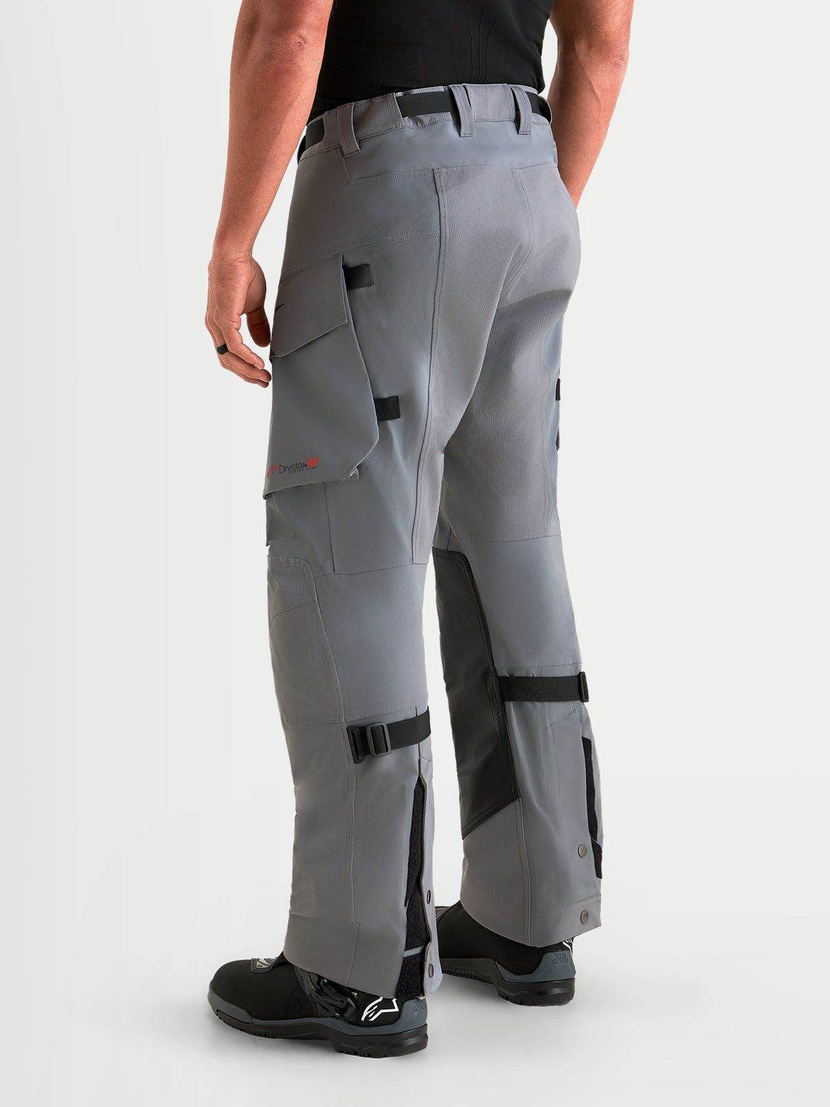 Alpinestars Maxdura Drystar XF Laminated Spodnie motocyklowe adventure męskie, ciemnoszare i czarne, wodoodporne tekstylne spodnie z kieszeniami typu cargo i regulowanymi nogawkami, widok z tyłu na model
