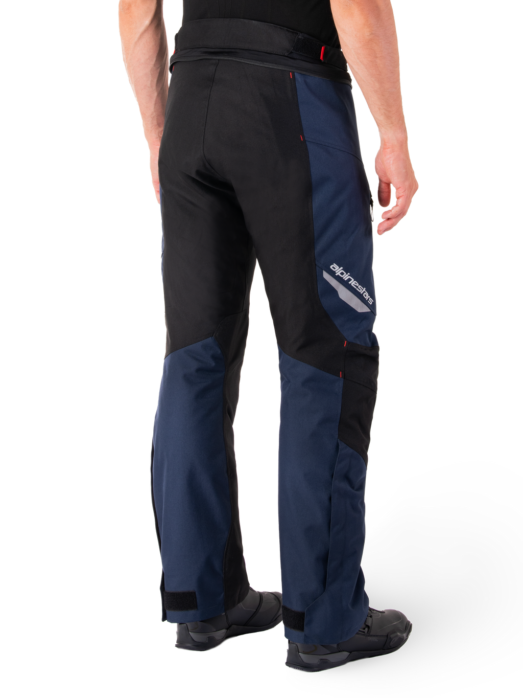 Spodnie wodoodporne Alpinestars St-1, granatowe, czarne i jaskrawoczerwone, widok z tyłu ukazujący czarne kontrastujące panele, odblaskowe logo Alpinestars na boku uda oraz ergonomiczny krój do turystyki motocyklowej