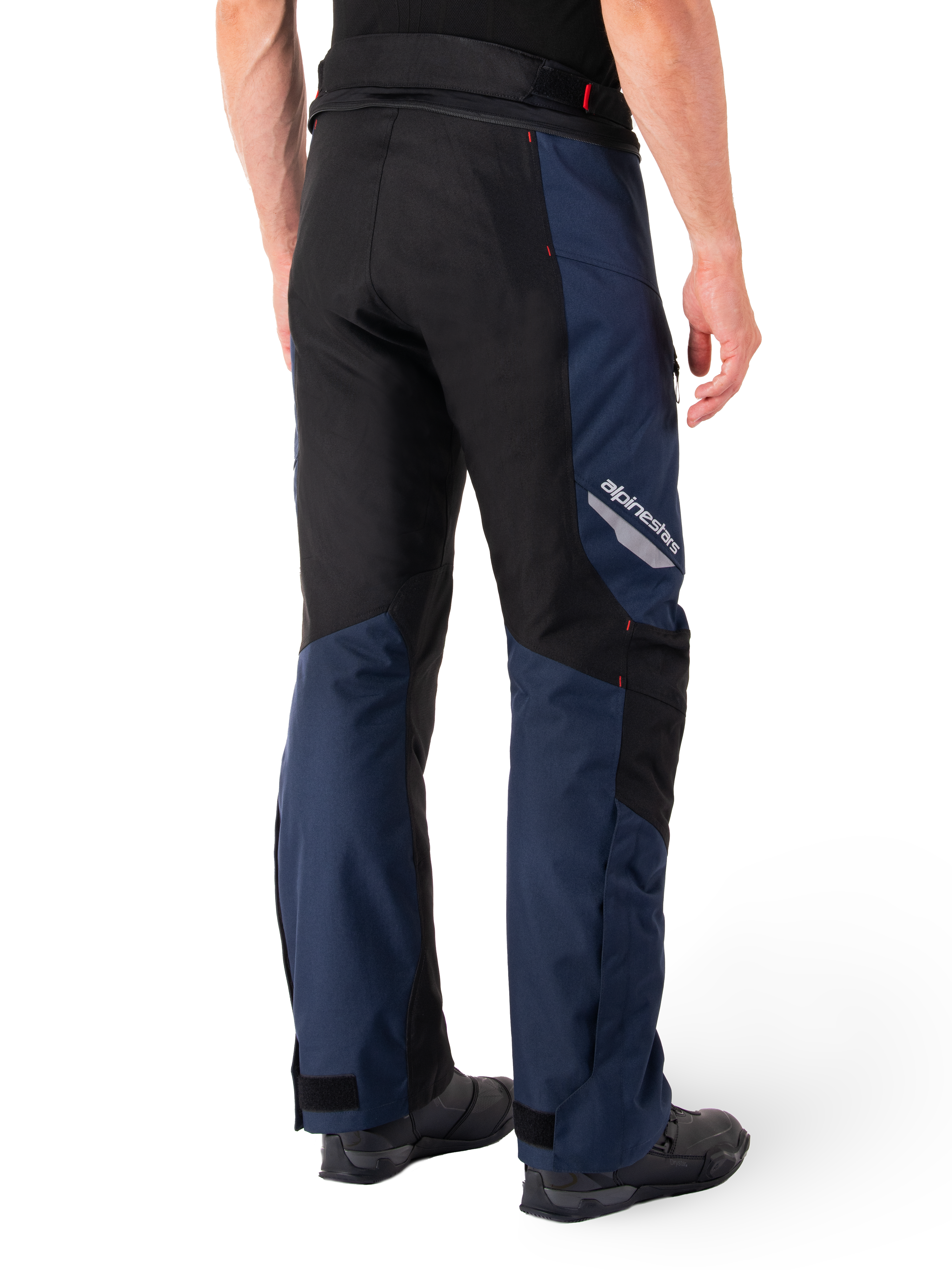 Spodnie wodoodporne Alpinestars St-1, granatowe, czarne i jaskrawoczerwone, widok z tyłu ukazujący czarne kontrastujące panele, odblaskowe logo Alpinestars na boku uda oraz ergonomiczny krój do turystyki motocyklowej