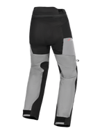 Spodnie Alpinestars Andes V4 Drystar®, przygodowe spodnie motocyklowe, czarne i ciemnoszare, widok z tyłu prezentujący wzmocnione panele na siedzeniu, czerwone logo Drystar na biodrze oraz regulowane zapięcia na rzepy przy kostkach.