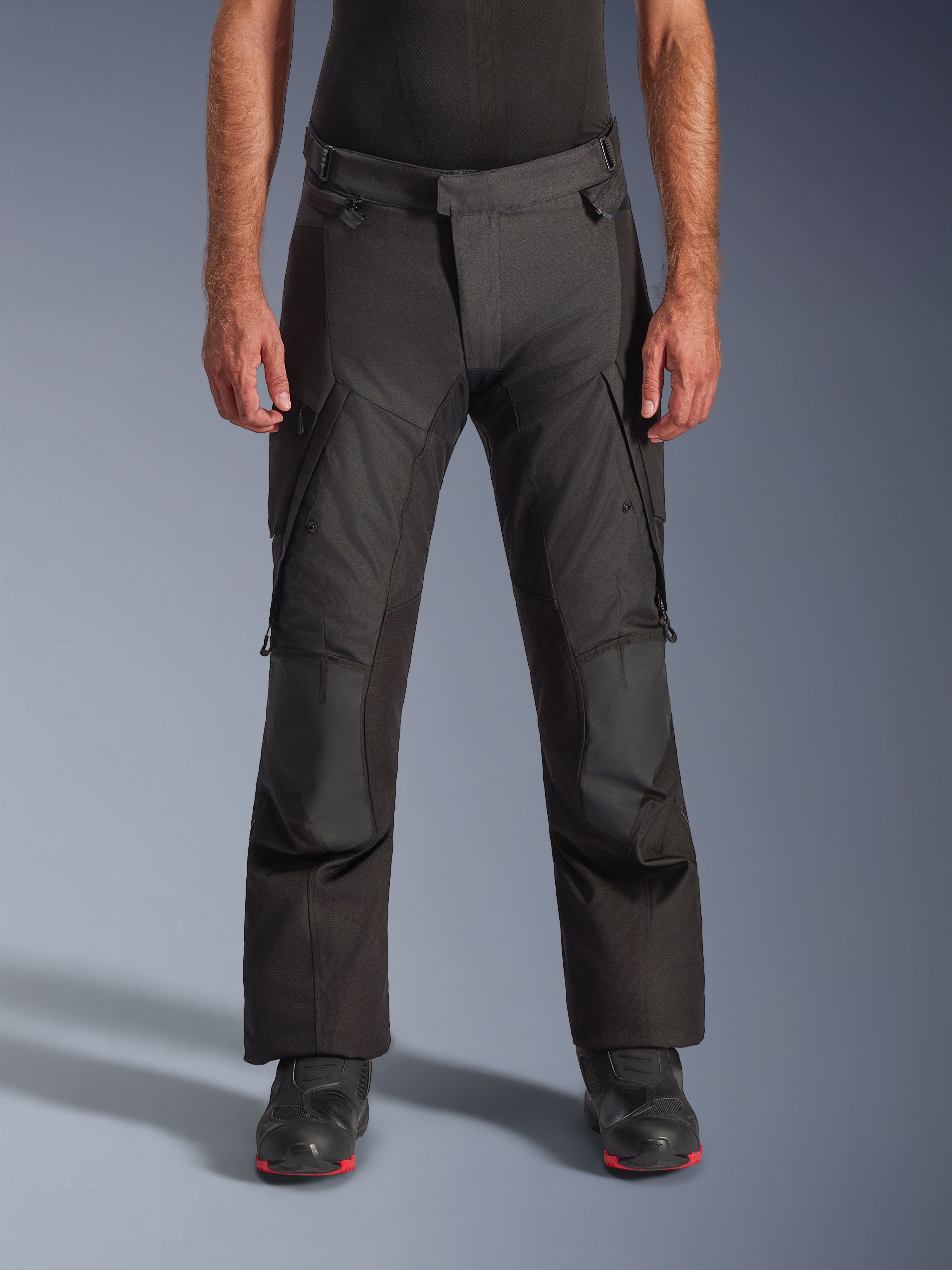 Alpinestars Andes V4 Drystar Pants - Short, czarne motocyklowe spodnie adventure touring, z regulowanymi paskami w talii, wzmocnionymi łatami na kolanach i bocznymi kieszeniami cargo, wytrzymała konstrukcja tekstylna do jazdy w każdych warunkach pogodowych