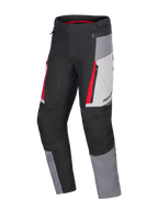 Alpinestars Honda ST-1 Waterproof Pants, turystyczne spodnie motocyklowe, kolory Ice Gray, Dark Gray i czarny z czerwonymi akcentami, techniczna konstrukcja tekstylna z wodoodporną podszewką, kieszenie cargo na zamek i ergonomiczne, profilowane nogawki