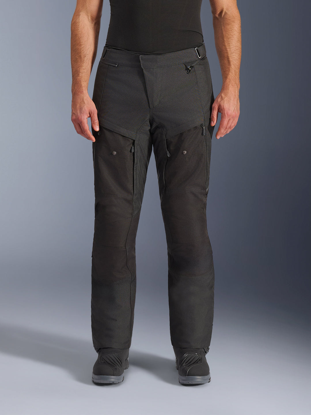 Alpinestars Cusco Drystar® Pants, spodnie motocyklowe adventure, czarne, widok z przodu, wentylacja na udach na zamki błyskawiczne i regulowany pas, wytrzymała konstrukcja z materiału ripstop i tkaniny 600D, noszone z czarnymi butami