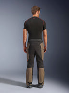 Alpinestars Cusco Drystar® Pants, przygodowe spodnie motocyklowe, Walnut Black, widok z tyłu z brązowymi i czarnymi panelami, wytrzymała konstrukcja ripstop, noszone z czarną koszulką termoaktywną