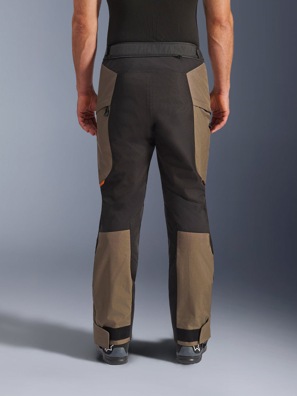 Alpinestars Cusco Drystar® Pants, spodnie motocyklowe adventure, Walnut Black, widok z tyłu na modelu, wytrzymała konstrukcja tekstylna z panelami o kontrastowych kolorach, regulowany dół nogawek i zamek w pasie do turystyki i jazdy adventure