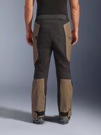 Alpinestars Cusco Drystar® Pants, spodnie motocyklowe adventure, Walnut Black, widok z tyłu na modelu, wytrzymała konstrukcja tekstylna z panelami o kontrastowych kolorach, regulowany dół nogawek i zamek w pasie do turystyki i jazdy adventure