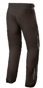 Alpinestars AST-1 V2 Waterproof Pants, czarne, tekstylne spodnie motocyklowe, widok z tyłu i z boku ukazujący odblaskowe detale, logo Alpinestars na dole nogawki, zamek łączący w pasie oraz regulowane mankiety zapewniające ochronę w każdych warunkach pogodowych