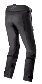 Alpinestars Bogotá Pro Drystar® 3 Seasons Pants, czarne motocyklowe spodnie turystyczne adventure widoczne z tyłu, z logo na pasie, regulowanymi paskami na nogawkach i techniczną konstrukcją tekstylną ze wzmocnionymi panelami.