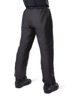Alpinestars Bogotá Pro Drystar® 3 Seasons Pants, czarne motocyklowe spodnie adventure touring, widok z tyłu wodoodpornej podszewki Drystar® noszonej jako spodnie wierzchnie, zestawione z czarnymi butami motocyklowymi, lekka techniczna konstrukcja zapewniająca ochronę w różnych warunkach pogodowych