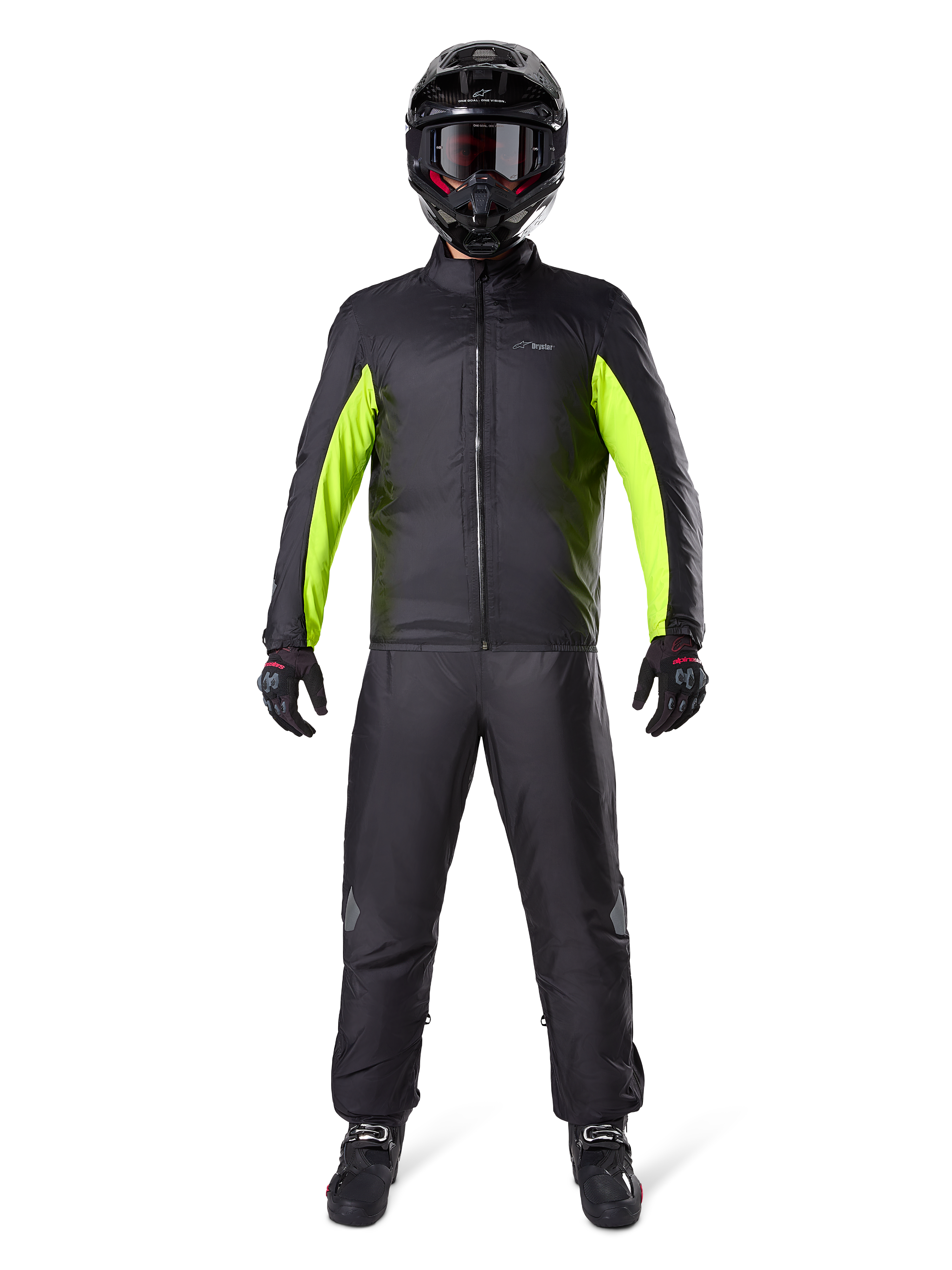 Spodnie Alpinestars Bogota Pro Drystar 3 Seasons, czarne, noszone przez motocyklistę w pełnym stroju adventure, zawierającym czarno-neonowożółtą wodoodporną kurtkę, czarny kask i buty motocyklowe, zaprojektowane z myślą o wydajności turystycznej w każdych warunkach pogodowych.