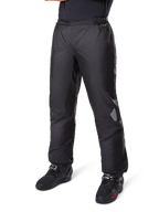 Spodnie Alpinestars Bogotá Pro Drystar® 3 Seasons, motocyklowe spodnie adventure touring, czarne, noszone z czarnymi butami motocyklowymi, z odblaskowymi naszywkami na kolanach i logo Drystar, lekka wodoodporna konstrukcja tekstylna do jazdy całorocznej