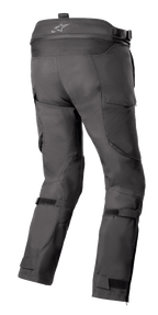 Alpinestars Bogota' Pro Drystar® 4 Seasons Pants, czarne, widok z tyłu motocyklowych spodni adventure touring ukazujący logo na pasie, harmonijkowe panele elastyczne oraz regulowane paski na nogawkach.