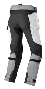 Spodnie Alpinestars Bogotá Pro Drystar® 4 Seasons, spodnie adventure touring, kolor jasnoszary i ciemnoszary, widok z tyłu z zamkiem do łączenia w pasie, panelami w stylu cargo i regulowanymi paskami na łydkach dla bezpiecznego dopasowania