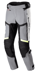 Alpinestars Bogota Pro Drystar 4 Seasons Pants, motocyklowe spodnie turystyczne o kroju Regular, jasnoszare i ciemnoszare z odblaskowymi paskami w kolorze żółtym fluo, duże panele wentylacyjne na udach, elastyczne wstawki na kolanach i regulacja w pasie, odzież motocyklowa typu adventure