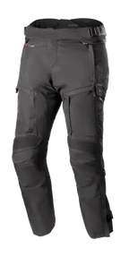 Alpinestars Bogota Pro Drystar 4 Seasons Pants Short, czarne spodnie motocyklowe turystyczne, wodoodporne i oddychające, wzmocnione harmonijkowe panele na kolanach, regulowane paski w pasie, wentylacja i kieszenie na zamek, wytrzymały materiał ripstop, całoroczna ochrona