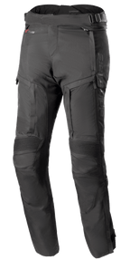 Alpinestars Bogota Pro Drystar 4 Seasons Pants Long, czarne motocyklowe spodnie turystyczne adventure, karbowane panele elastyczne na kolanach, zapinane na zamek panele wentylacyjne na udach, regulowane paski w talii z klamrami, trwała konstrukcja z technicznego materiału tekstylnego zapewniająca ochronę w każdych warunkach pogodowych