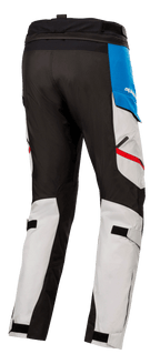 Alpinestars Honda Andes V3 Drystar® Pants, tekstylne spodnie motocyklowe, jasnoszare z niebieskimi i jasnoczerwonymi akcentami, widok z tyłu pokazujący czarne wzmocnione panele, regulowane paski na łydkach i zamek do łączenia w pasie.