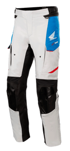 Alpinestars Honda Andes V3 Drystar® Pants, spodnie motocyklowe turystyczne, jasnoszare z niebieskimi panelami i jaskrawoczerwonymi akcentami, czarne wzmocnione kolana i panele wewnętrzne, otwory wentylacyjne na udach, logo Hondy, wodoodporna odzież adventure