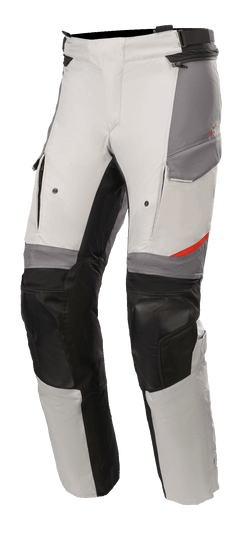 Spodnie Alpinestars Andes V3 Drystar®, motocyklowe spodnie turystyczne adventure, kolor jasnoszary i ciemnoszary z czarnymi akcentami, wzmocnione panele na kolanach, kieszenie typu cargo, regulowany pasek w talii, wytrzymały materiał tekstylny z czerwonymi detalami