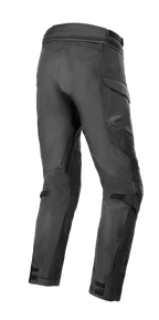 Alpinestars Andes Air Drystar® Pants, spodnie motocyklowe, czarne, widok z tyłu przedstawiający rozległe panele siatkowe dla przepływu powietrza, kieszenie cargo oraz regulowane paski na rzepy na łydkach i kostkach, trwała konstrukcja tekstylna do turystyki przygodowej