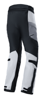 Spodnie Alpinestars Andes Air Drystar®, turystyczne spodnie motocyklowe adventure, kolor Ice Gray Dark Gray Black, widok z tyłu z oddychającymi panelami z siatki zapewniającymi przepływ powietrza i regulowanymi paskami na łydkach, techniczna konstrukcja tekstylna do jazdy w dwóch porach roku.
