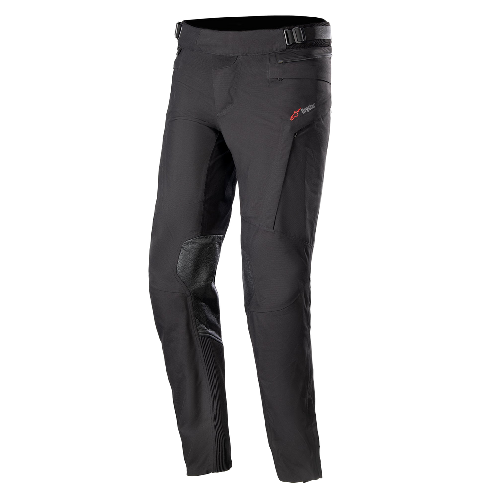 Alpinestars AMT-10 Drystar® XF Pants, motocyklowe spodnie turystyczne, czarne, z czerwonym logo na biodrze, wzmocnionymi panelami na kolanach, elastycznymi panelami typu akordeon na dole nogawek, regulowanym pasem i kieszeniami na zamek, techniczny design tekstylny do jazdy adventure