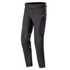 Alpinestars AMT-10 Drystar® XF Pants, motocyklowe spodnie turystyczne, czarne, z czerwonym logo na biodrze, wzmocnionymi panelami na kolanach, elastycznymi panelami typu akordeon na dole nogawek, regulowanym pasem i kieszeniami na zamek, techniczny design tekstylny do jazdy adventure