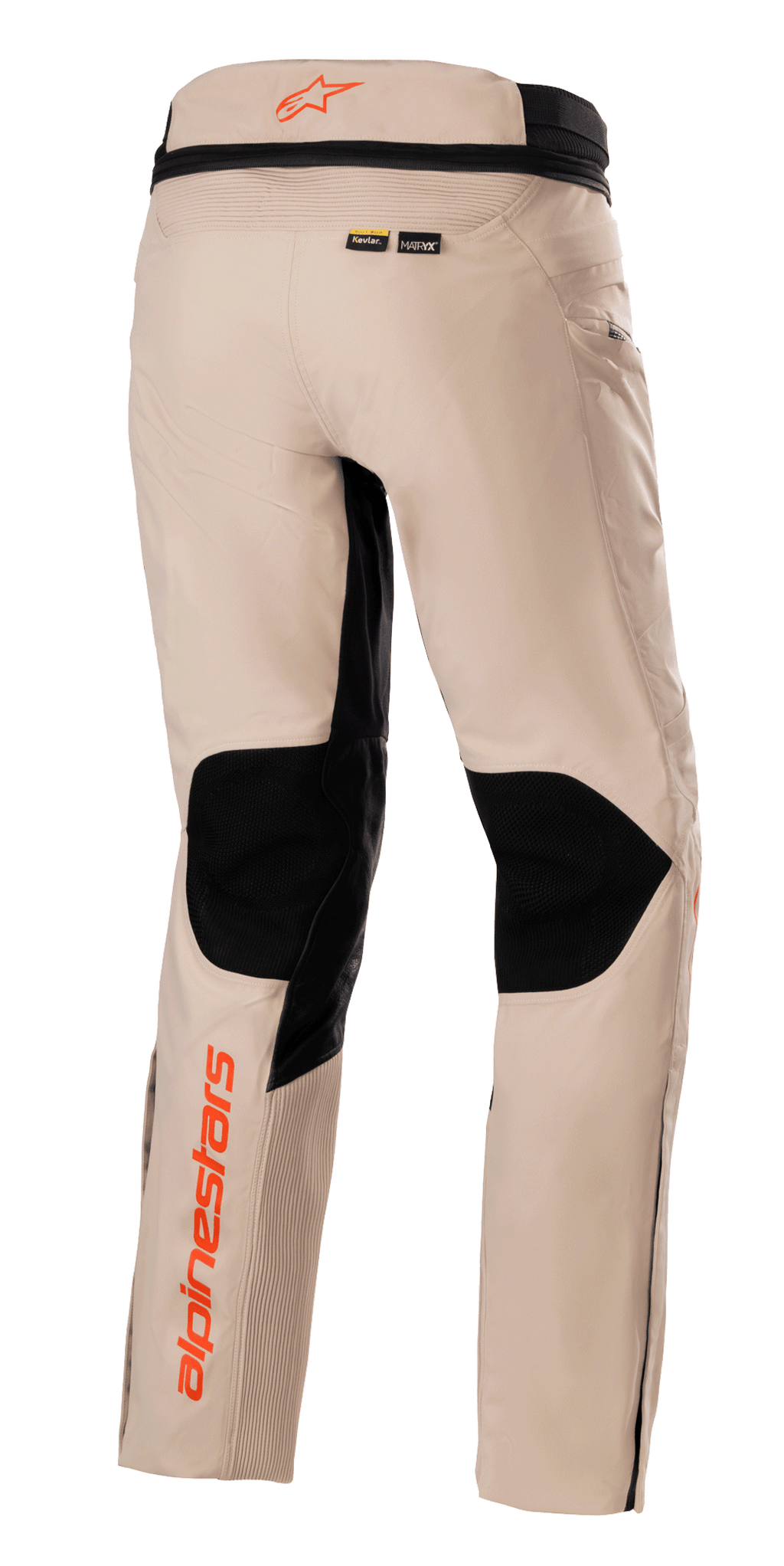 Alpinestars AMT-10R Drystar® XF Pants, spodnie turystyczne adventure, jasnobrązowe, widok z tyłu z dużymi czarnymi panelami z siatki pod kolanami, pomarańczowe logo Alpinestars na pasie i dole nogawki, branding materiałów Kevlar i MATRYX