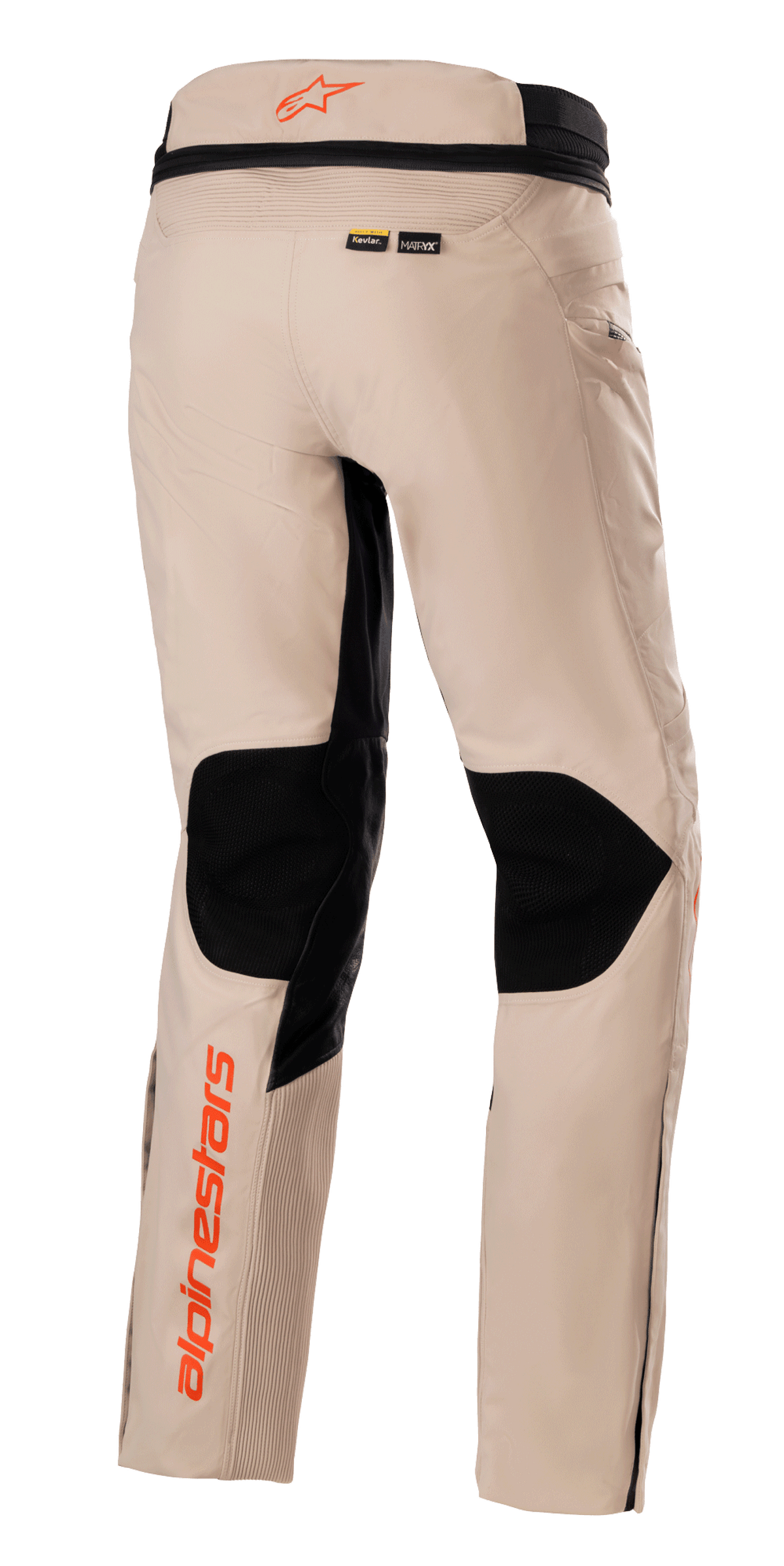 Alpinestars AMT-10R Drystar® XF Pants, spodnie turystyczne adventure, jasnobrązowe, widok z tyłu z dużymi czarnymi panelami z siatki pod kolanami, pomarańczowe logo Alpinestars na pasie i dole nogawki, branding materiałów Kevlar i MATRYX