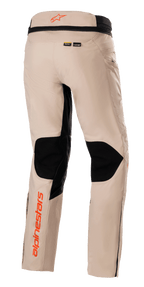 Alpinestars AMT-10R Drystar® XF Pants, spodnie turystyczne adventure, jasnobrązowe, widok z tyłu z dużymi czarnymi panelami z siatki pod kolanami, pomarańczowe logo Alpinestars na pasie i dole nogawki, branding materiałów Kevlar i MATRYX