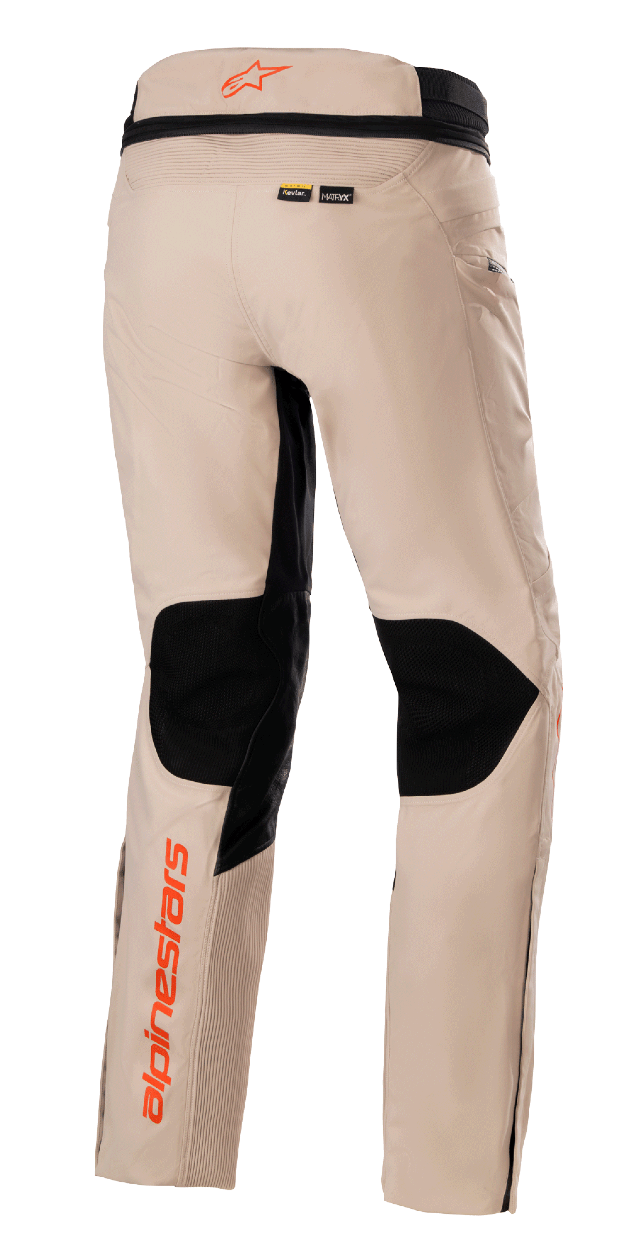 Alpinestars AMT-10R Drystar® XF Pants, spodnie turystyczne adventure, jasnobrązowe, widok z tyłu z dużymi czarnymi panelami z siatki pod kolanami, pomarańczowe logo Alpinestars na pasie i dole nogawki, branding materiałów Kevlar i MATRYX