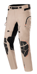 Alpinestars AMT-10R Drystar Xf Pants, motocyklowe spodnie adventure touring, jasnobrązowe z czarnymi i pomarańczowymi akcentami, wodoodporna i oddychająca konstrukcja, wzmocnione ochraniacze kolan Superfabric, regulowany pas, kieszenie na zamek, elastyczne panele zapewniające swobodę ruchów