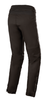 Alpinestars Stella AST-1 V2 Waterproof Pants, damskie tekstylne spodnie motocyklowe, czarne, widok z tyłu pod kątem trzech czwartych ukazujący zamek łączący w talii, wstępnie zakrzywione nogawki oraz odblaskowe logo Alpinestars na dolnej części łydki