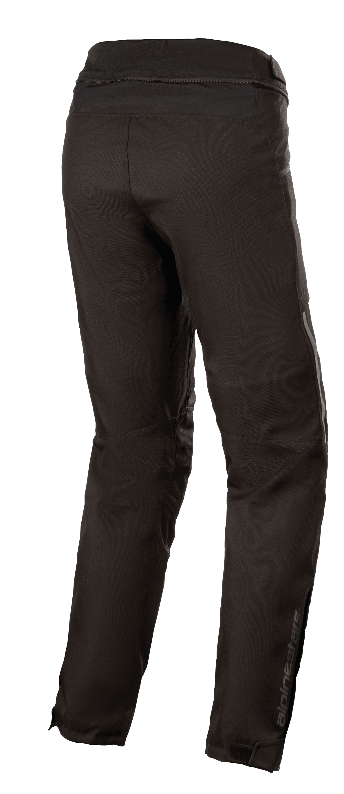 Alpinestars Stella AST-1 V2 Waterproof Pants, damskie tekstylne spodnie motocyklowe, czarne, widok z tyłu pod kątem trzech czwartych ukazujący zamek łączący w talii, wstępnie zakrzywione nogawki oraz odblaskowe logo Alpinestars na dolnej części łydki