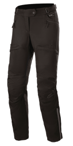 Alpinestars Stella AST-1 V2 Waterproof Pants, damskie spodnie motocyklowe turystyczne, czarne, wyposażone w kieszenie na zamek, wzmocnione panele na kolanach, regulowany pasek w talii i odblaskowe akcenty.