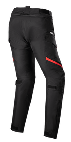 Damskie spodnie Alpinestars Stella Honda Andes V3 Drystar®, motocyklowe spodnie turystyczne, czarne z jaskrawoczerwonymi akcentami, widok z tyłu z kieszeniami cargo, regulowane paski w pasie i na kolanach, wytrzymała tekstylna konstrukcja do jazdy w każdych warunkach pogodowych