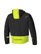 Alpinestars Mootant Waterproof Parka, modularna kurtka motocyklista, widok z tyłu przedstawiający kaptur i branding MO.ST.EQ., czarna i zielona, certyfikowana CE