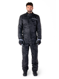 Alpinestars Hurricane Rain V2 Suit, pełny motocyklowy kombinezon przeciwdeszczowy w kolorze czarnym, wodoodporna odzież ochronna z wysokim kołnierzem i przednim zapięciem uszczelniającym, białe logo na piersi, prezentowany z czarno-szarymi rękawicami i butami