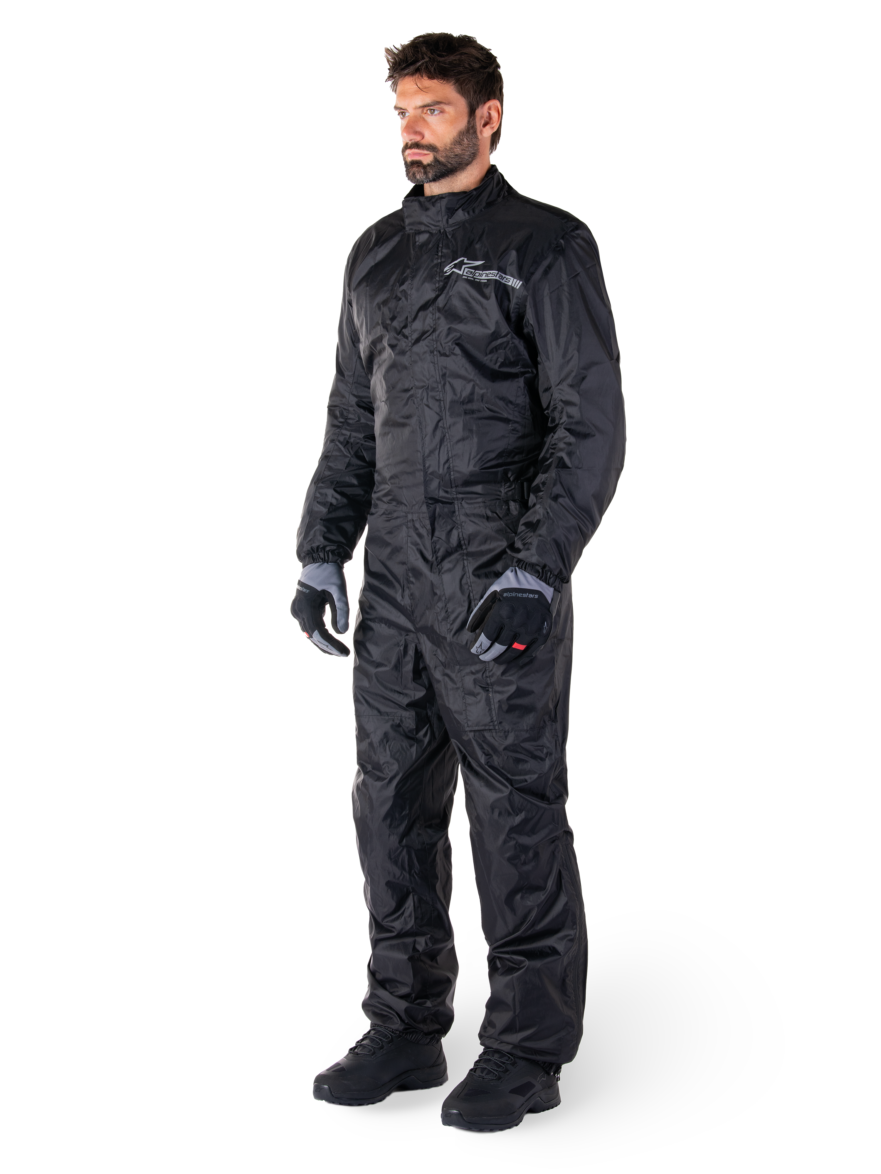 Alpinestars Hurricane Rain V2 Suit, czarny, jednoczęściowy wodoodporny motocyklowy kombinezon przeciwdeszczowy, noszony z rękawicami i butami, z odblaskowym logo Alpinestars na klatce piersiowej, lekka konstrukcja zapewniająca ochronę przed deszczem