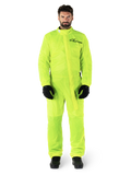 Alpinestars Hurricane Rain V2 Suit, motocyklowy kombinezon przeciwdeszczowy, żółty neonowy, męski model w pełnej ochronie ciała z czarnymi rękawicami i butami, wysoki kołnierz z przednią klapą, odblaskowe logo na klatce piersiowej, wodoodporna odzież o wysokiej widoczności