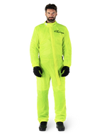 Alpinestars Hurricane Rain V2 Suit, motocyklowy kombinezon przeciwdeszczowy, żółty neonowy, męski model w pełnej ochronie ciała z czarnymi rękawicami i butami, wysoki kołnierz z przednią klapą, odblaskowe logo na klatce piersiowej, wodoodporna odzież o wysokiej widoczności