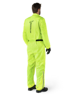 Alpinestars Hurricane Rain V2 Suit, Yellow Fluo, widok z tyłu motocyklisty w jednoczęściowym motocyklowym kombinezonie przeciwdeszczowym, z czarnym logo Alpinestars na plecach, czarnym paskiem w talii i odblaskowymi paskami na dolnej części nogawek, noszony z czarnymi rękawicami i butami