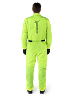 Alpinestars Hurricane Rain V2 Suit, jednoczęściowy motocyklowy kombinezon przeciwdeszczowy, żółty fluo, widok z tyłu z pionowym czarnym logo Alpinestars, elastyczny pas i mankiety, noszony z czarnymi rękawicami i butami, wodoodporna i wiatroodporna odzież motocyklowa