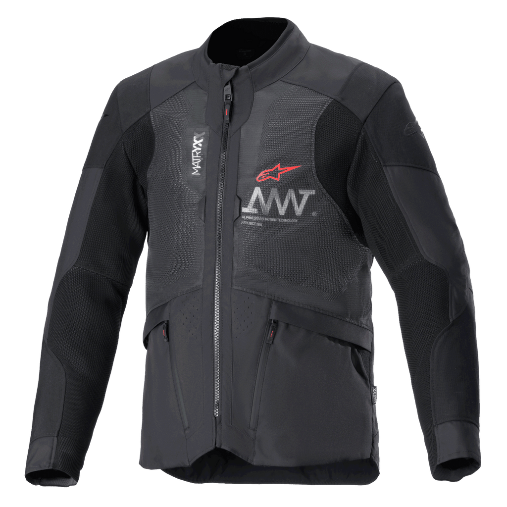 Alpinestars AMT-7 Air Jacket, kurtka motocyklowa, czarna i Dark Shadow, panele wentylacyjne z siatki MATRYX na klatce piersiowej, czerwone logo gwiazdy ze srebrnym brandingiem AMT, przednie kieszenie cargo na zamek, tekstylny design adventure i road touring