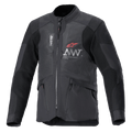 Alpinestars AMT-7 Air Jacket, kurtka motocyklowa, czarna i Dark Shadow, panele wentylacyjne z siatki MATRYX na klatce piersiowej, czerwone logo gwiazdy ze srebrnym brandingiem AMT, przednie kieszenie cargo na zamek, tekstylny design adventure i road touring