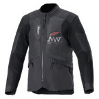 Alpinestars AMT-7 Air Jacket, kurtka motocyklowa, czarna i Dark Shadow, panele wentylacyjne z siatki MATRYX na klatce piersiowej, czerwone logo gwiazdy ze srebrnym brandingiem AMT, przednie kieszenie cargo na zamek, tekstylny design adventure i road touring