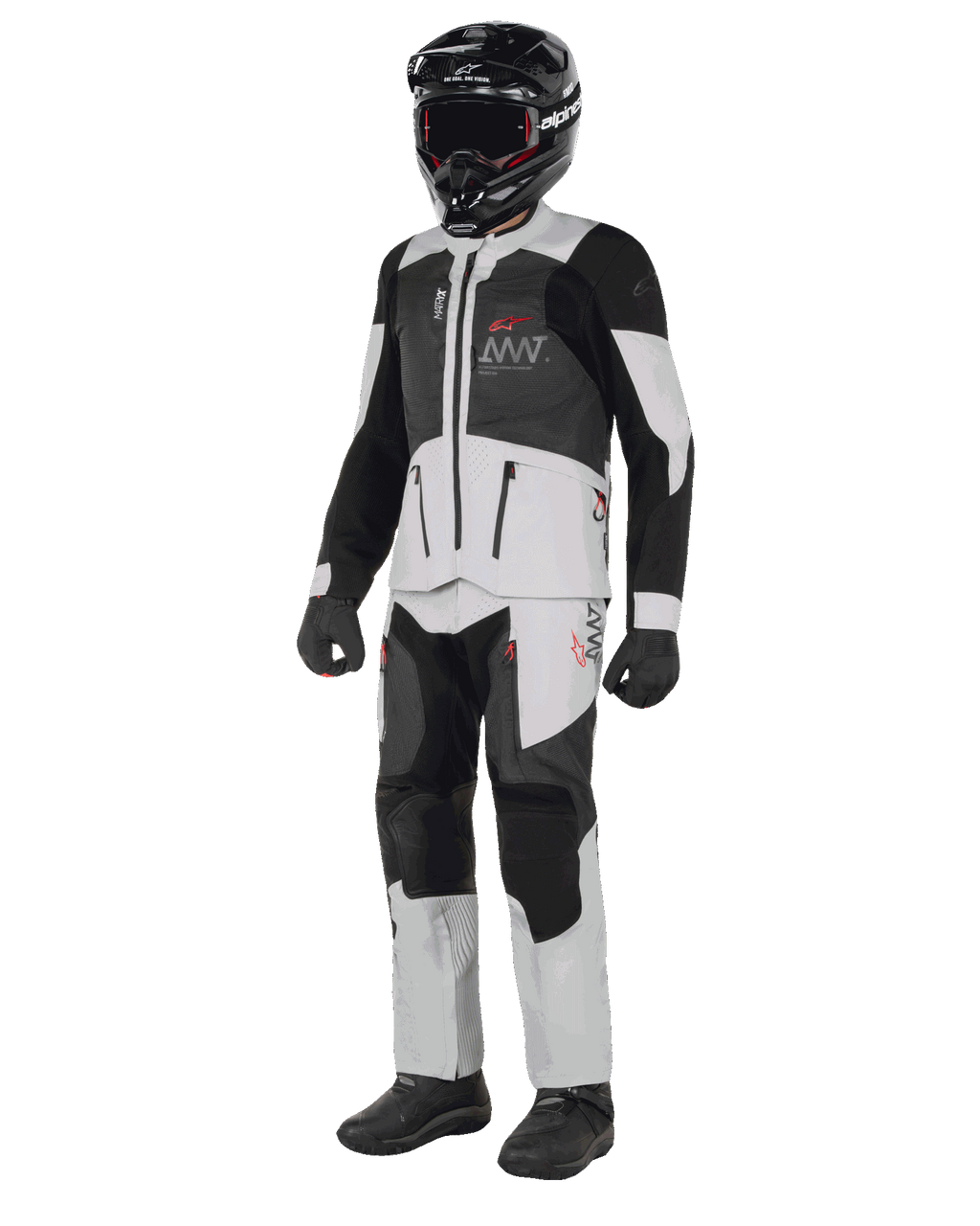 Kurtka Alpinestars AMT-7 Air, biała i Dark Shadow, kurtka motocyklowa adventure z panelami wentylacyjnymi MATRYX, noszona z dopasowanymi spodniami, czarnym kaskiem i rękawicami, pełny widok na profesjonalny strój motocyklowy