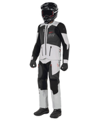 Kurtka Alpinestars AMT-7 Air, biała i Dark Shadow, kurtka motocyklowa adventure z panelami wentylacyjnymi MATRYX, noszona z dopasowanymi spodniami, czarnym kaskiem i rękawicami, pełny widok na profesjonalny strój motocyklowy